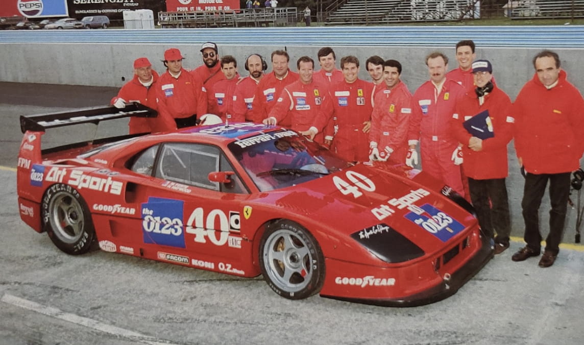 Team schierato dietro la Ferrari F40 numero 40 Art Sports nei box del circuito